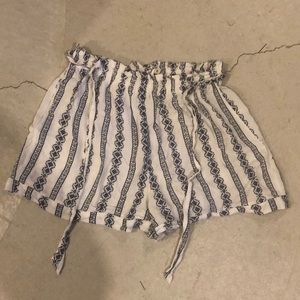 Printed shorts with tie